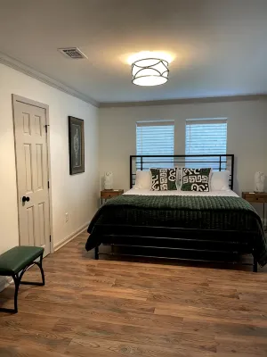 Springhill Bungalow-cozy bungalow located in the Springhill area. - Bungalows