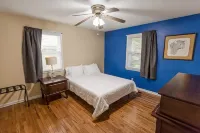 ROOMY!, pet friendly, fenced backyard. - Homestays