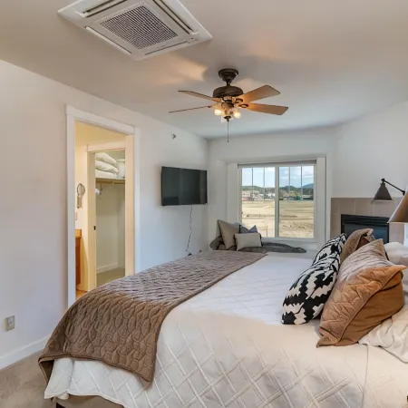 Town Home On The River. A/C. Views. Fish. Hot Springs. Walk To Town .