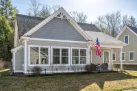 Sunkissed Cottage, Heated Pools, Club House, Game Room, 15 Mins to Local Beaches - Wifi