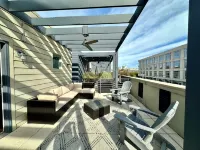 Luxury condo. 2 car garage, rooftop patio. Perfect for work or play! - balcony