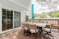 Emerald Beach Cottage, Walk to the Beach! - WiFi