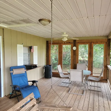 Lakeside Cottage on Lake Guntersville. No Pets and Non Smoking Rental.