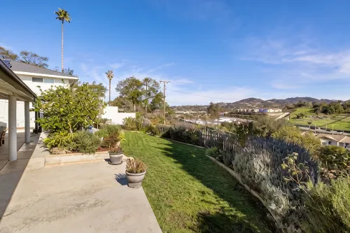 Private Hilltop Haven - Hot Tub/Game Room — 10mi to Beach & Legoland - 3-Star