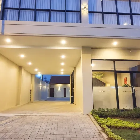 Cinnamon's Hotel
