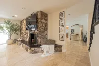 Charming Hollywood Hills Villa: Heated Pool, Unique Design, Peaceful and Private - Wifi