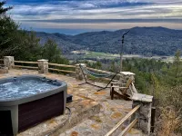 MOUNTAIN TOP RETREAT - STUNNING VIEWS! Hot tub, secluded, family friendly, 5BR! - Chalets