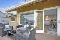 Pristine modern home with sweeping water views - Wifi