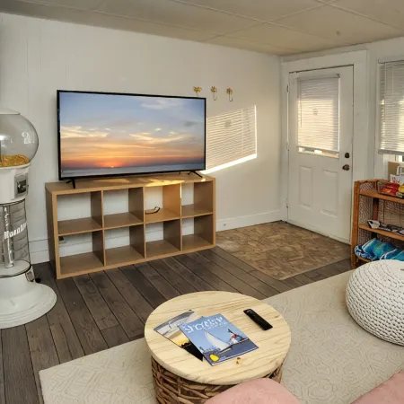 Peach by the Beach! 1 Bdrm Apt close to downtown