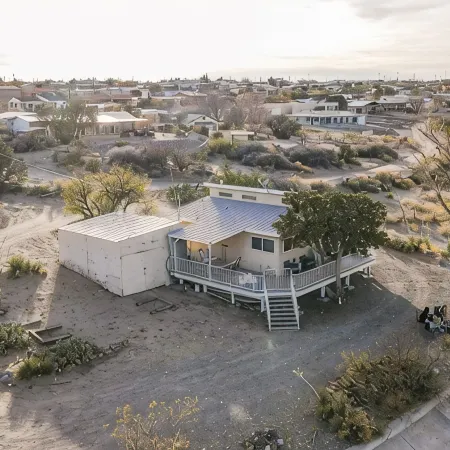 Beach Front Home, King Bed, Million Dollar Deckview, and Steps to the Beach