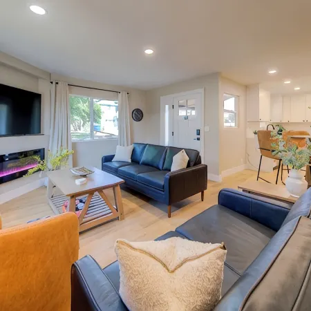 Folsom Old Town Escape II - King Bed, A/C, Laundry, Trails, Walk to Sutter St