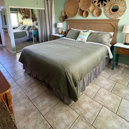 Air Conditioning,Pool, Surf Boards &Beach Supplies,Pool, Lanai,Sleeps 4, Kitchen