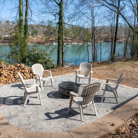 Perfect Summer Get Away! Charming 4 Bedroom Lake Front Home.