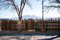 Taos Valley Lodge - parking