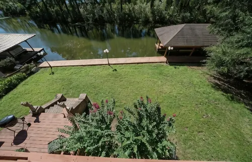 The Grand Hamilton Retreat ~ Lake Front ~ Sleeps 15 ~ Memories Included - Homestays