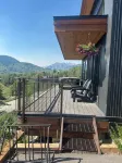 Couples retreat with private hot tub, endless views, and hiking trails above you - 4-Star
