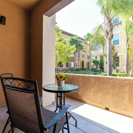 2 Bedrooms ✦ Ground Floor Unit ✦ Pool ✦ Wi-Fi ✦ Gym ✦ Pack 'n Play