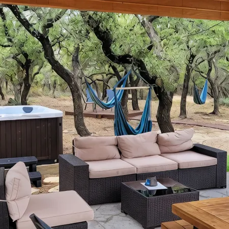 Pickleball, Heated pool, Hot tub, 2.5 Acres full of oaks