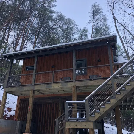 Modern Tree House Cabin in the Trees, Aska Adventure Area, 10 mn to Downtown