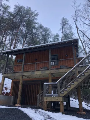 Modern Tree House Cabin in the Trees, Aska Adventure Area, 10 mn to Downtown - Feriehus