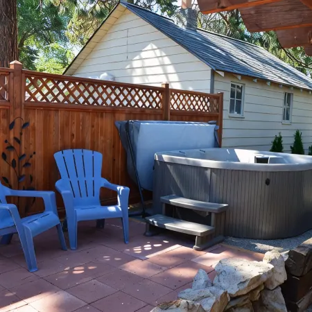 Westside Cottage │Fenced Yards │Hot Tub │One Block to Galveston │Guest Favorite
