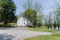 Secluded Valley Oasis with Swimming Pond, Spa, Firepit, 3Bd/2BA, Family Friendly - Homestays