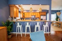 New! Condo centrally located in ViBe district - Jacuzzi