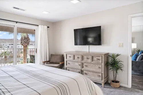 Top-Floor Condo with Pools, Water Slides, Hot Tub! - Homestays