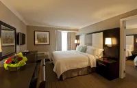 Visitor's Inn Hotel dekat Hamilton Go Station