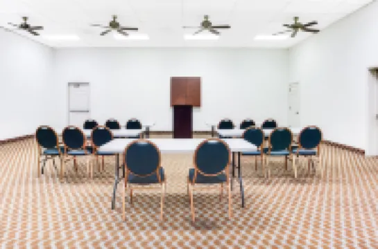 Days Inn & Suites by Wyndham Athens Alabama