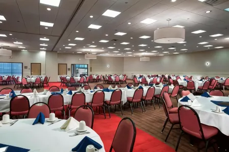 DoubleTree by Hilton Manhattan, KS Отели в г. Манхэттен