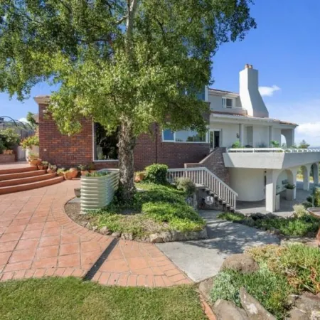 Huge luxurious Family home - Stunning Water Vista, 15 min from Hobart CBD