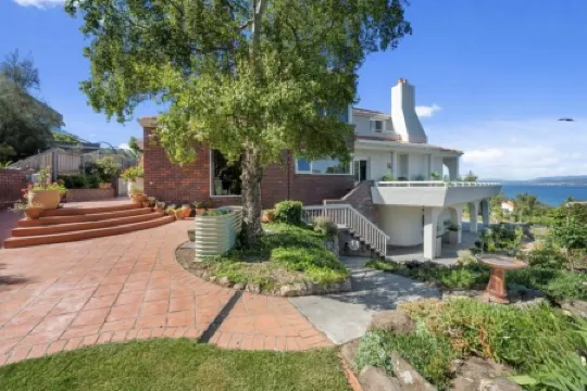 Huge luxurious Family home - Stunning Water Vista, 15 min from Hobart CBD Отели рядом с достопримечательностью «Парк Бейвью»