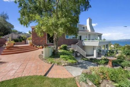 Huge luxurious Family home - Stunning Water Vista, 15 min from Hobart CBD