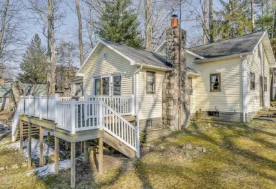 Charming Lakefront Cottage