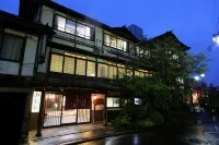 Yudanaka Yumoto - parking