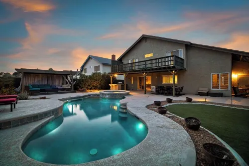 Cozy 4Bd House,10Mins to Las Vegas Strip,20Mins to Airport!Salt Water Pool &Spa!