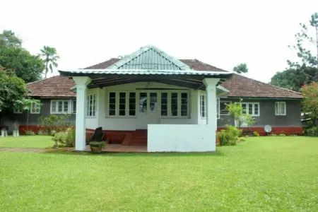 The Bungalow at Pantiya Estate Отели рядом с достопримечательностью «Sri Kannangararamaya»