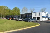 Economy Inn - parking