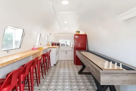 Resort Style Pool and Outdoor Fire Pits - Charming Cozy Retreat Отели рядом с достопримечательностью «Ian's Chapel at Camp Lucy»