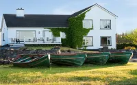The Waterfront House Country Home - parking