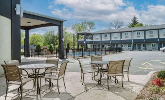 Days Inn & Suites by Wyndham Niagara Falls/Buffalo