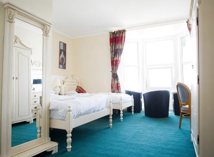 Queensbridge Hotel