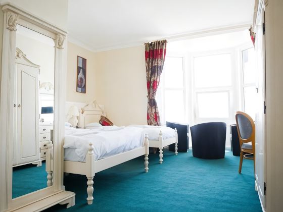 Queensbridge Hotel