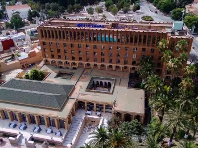 ホテル レ ジアニデス ユニフィケーション図書館周辺のホテル