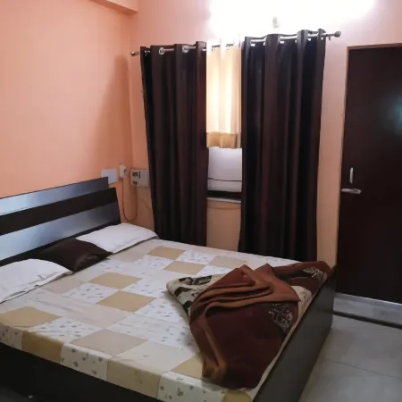 Hotel Divya Отели рядом с достопримечательностью «Eden Rock River Resort»