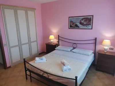 Camellia cottage a 4-minute drive away from public swimming pool for a fee