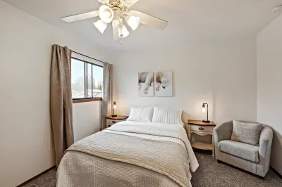 Cozy Northern Den: Centrally Located 2BR+1.5BA 住宿飯店
