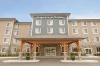 Days Inn & Suites by Wyndham Lindsay فنادق في Lindsay