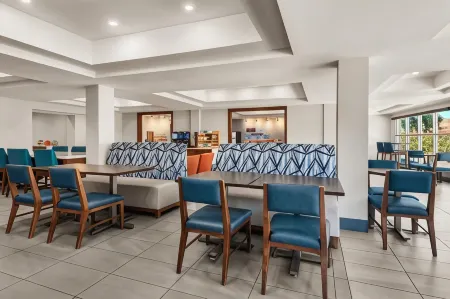 Holiday Inn Express & Suites Fresno (River Park) Hwy 41 Отели в г. Фресно